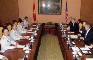 Chùm ảnh một ngày làm việc của ông Rumsfeld tại VN - 5 Chùm ảnh một ngày làm việc của ông Rumsfeld tại VN - 5