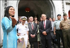 Chùm ảnh một ngày làm việc của ông Rumsfeld tại VN - 7 Chùm ảnh một ngày làm việc của ông Rumsfeld tại VN - 7