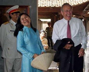 Chùm ảnh một ngày làm việc của ông Rumsfeld tại VN - 9 Chùm ảnh một ngày làm việc của ông Rumsfeld tại VN - 9