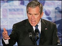 Thượng nghị sỹ McCain chỉ trích Bush - 1