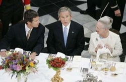 Bí mật trong quà sinh nhật thứ 59 của Tổng thống Bush - 1 Bí mật trong quà sinh nhật thứ 59 của Tổng thống Bush - 1