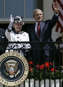 Tổng thống Bush suýt "sảy miệng" với Nữ hoàng Anh - 10 Tổng thống Bush suýt "sảy miệng" với Nữ hoàng Anh - 10