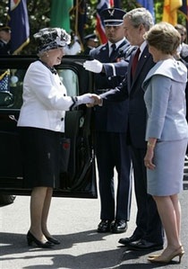 Tổng thống Bush suýt "sảy miệng" với Nữ hoàng Anh - 1 Tổng thống Bush suýt "sảy miệng" với Nữ hoàng Anh - 1