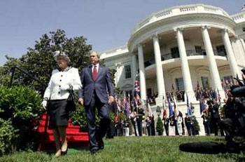 Tổng thống Bush suýt "sảy miệng" với Nữ hoàng Anh - 2 Tổng thống Bush suýt "sảy miệng" với Nữ hoàng Anh - 2