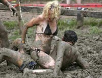 Đấu vật “nude” trong bùn - 3