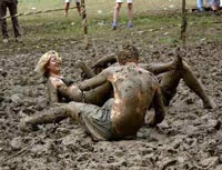Đấu vật “nude” trong bùn - 4
