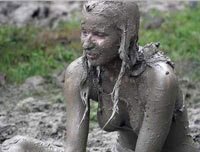 Đấu vật “nude” trong bùn - 6