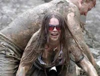 Đấu vật “nude” trong bùn - 1