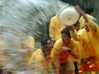 Chùm ảnh lễ hội té nước Thái Lan - 1 Chùm ảnh lễ hội té nước Thái Lan - 1