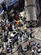 Chùm ảnh tai nạn tàu tại Nhật - 10 Chùm ảnh tai nạn tàu tại Nhật - 10