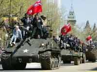 Chùm ảnh thế giới tưng bừng kỷ niệm chiến thắng Phát xít - 2 Chùm ảnh thế giới tưng bừng kỷ niệm chiến thắng Phát xít - 2