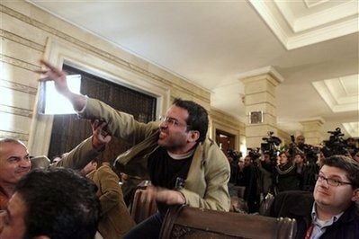 Phóng viên Iraq ném giày vào Bush giờ ra sao? - 1 Phóng viên Iraq ném giày vào Bush giờ ra sao? - 1