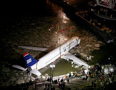 Video: "Cú" hạ cánh máy bay ngoạn mục trên sông New York - 4