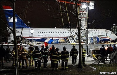 Video: "Cú" hạ cánh máy bay ngoạn mục trên sông New York - 5
