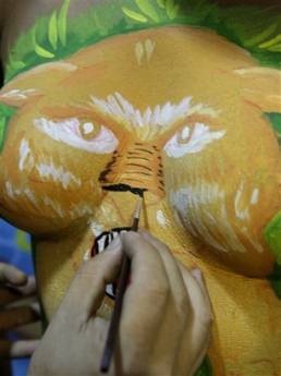 Nghề tuyệt vời nhất Brazil: Vẽ trên người mẫu “nuy” - 1 Nghề tuyệt vời nhất Brazil: Vẽ trên người mẫu “nuy” - 1
