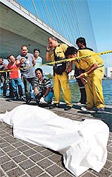 Phát hiện đầu người nước ngoài treo dưới cầu Bangkok - 2 Phát hiện đầu người nước ngoài treo dưới cầu Bangkok - 2