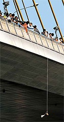 Phát hiện đầu người nước ngoài treo dưới cầu Bangkok - 1 Phát hiện đầu người nước ngoài treo dưới cầu Bangkok - 1