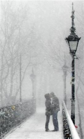 Chùm ảnh: Dấu ấn những nụ hôn - 8