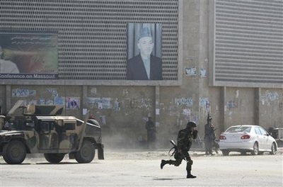 Đánh bom, bắt giữ con tin trong tòa nhà chính phủ - 4