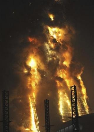 Chùm ảnh: Lửa nhấn chìm khách sạn cạnh đài truyền hình Trung Quốc - 6