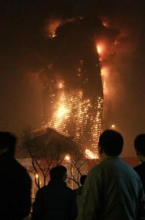 Chùm ảnh: Lửa nhấn chìm khách sạn cạnh đài truyền hình Trung Quốc - 5