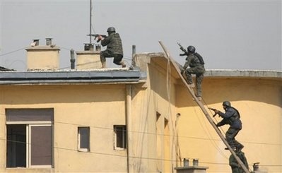 Taliban tấn công 3 tòa nhà chính phủ, 85 người chết và bị thương - 1 Taliban tấn công 3 tòa nhà chính phủ, 85 người chết và bị thương - 1