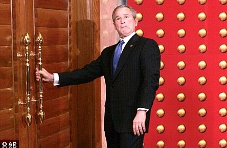 Obama đụng đầu vào cửa trực thăng (kèm video) - 2