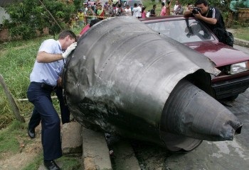 Video: Động cơ máy bay Mỹ rơi trúng nhà dân ở Brazil - 1 Video: Động cơ máy bay Mỹ rơi trúng nhà dân ở Brazil - 1