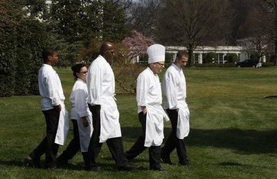 Chùm ảnh: Đệ nhất phu nhân Obama động thổ vườn rau Nhà Trắng - 2