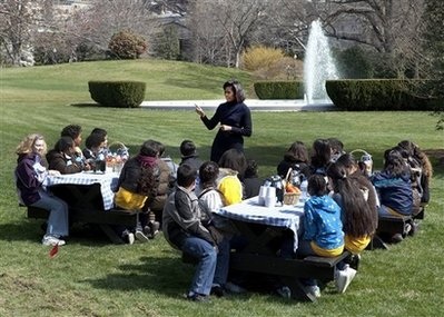 Chùm ảnh: Đệ nhất phu nhân Obama động thổ vườn rau Nhà Trắng - 1