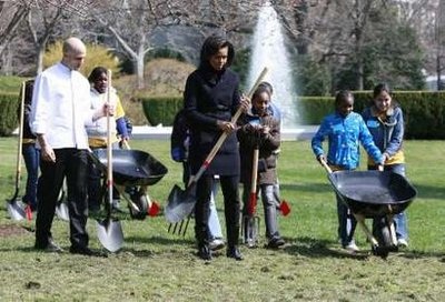 Chùm ảnh: Đệ nhất phu nhân Obama động thổ vườn rau Nhà Trắng - 4