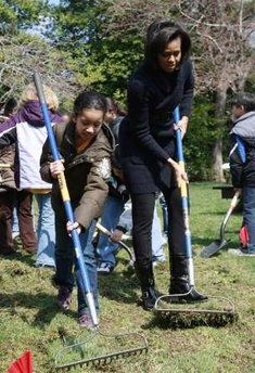 Chùm ảnh: Đệ nhất phu nhân Obama động thổ vườn rau Nhà Trắng - 8