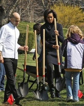 Chùm ảnh: Đệ nhất phu nhân Obama động thổ vườn rau Nhà Trắng - 3