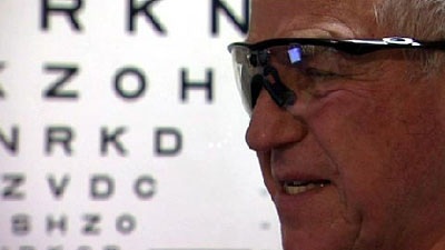 Nhìn thấy ánh sáng sau 30 năm nhờ mắt điện tử - 1