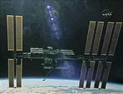 Phi hành đoàn ISS sơ tán khẩn vì bụi vũ trụ - 1