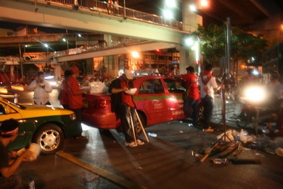 Chùm ảnh: Thâm nhập người biểu tình áo đỏ ở Bangkok - 5