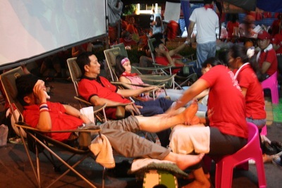 Chùm ảnh: Thâm nhập người biểu tình áo đỏ ở Bangkok - 3