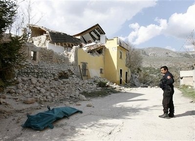 Chùm ảnh: Italia tan hoang sau động đất - 11