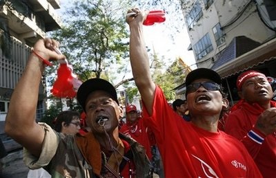 Chùm ảnh: Quân đội, người biểu tình, bom xăng và đạn hơi cay ở Bangkok - 2