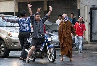 Chùm ảnh: Quân đội, người biểu tình, bom xăng và đạn hơi cay ở Bangkok - 13