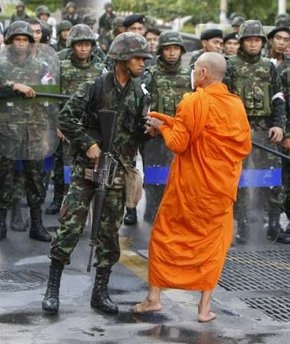 Chùm ảnh: Quân đội, người biểu tình, bom xăng và đạn hơi cay ở Bangkok - 12