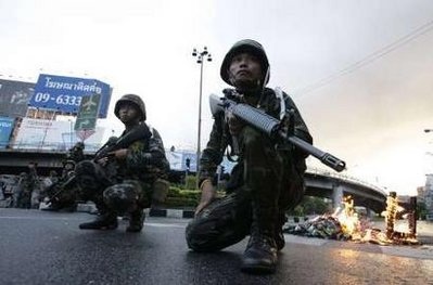 Chùm ảnh: Quân đội, người biểu tình, bom xăng và đạn hơi cay ở Bangkok - 11