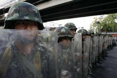 Chùm ảnh: Quân đội, người biểu tình, bom xăng và đạn hơi cay ở Bangkok - 10