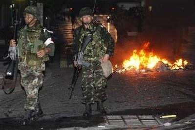 Chùm ảnh: Quân đội, người biểu tình, bom xăng và đạn hơi cay ở Bangkok - 9