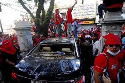 Chùm ảnh: Quân đội, người biểu tình, bom xăng và đạn hơi cay ở Bangkok - 3