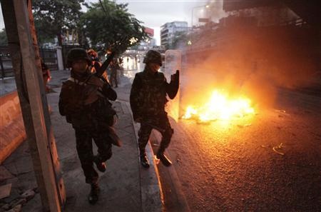 Chùm ảnh: Quân đội, người biểu tình, bom xăng và đạn hơi cay ở Bangkok - 8