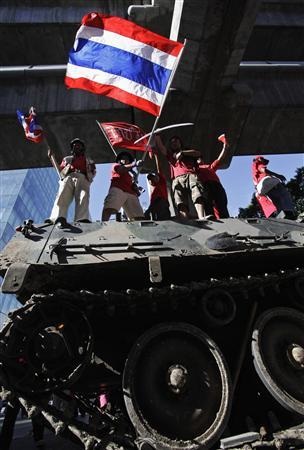 Chùm ảnh: Quân đội, người biểu tình, bom xăng và đạn hơi cay ở Bangkok - 6