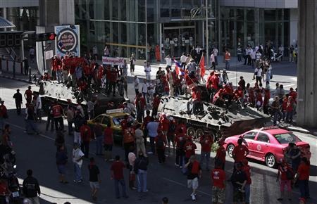 Chùm ảnh: Quân đội, người biểu tình, bom xăng và đạn hơi cay ở Bangkok - 5