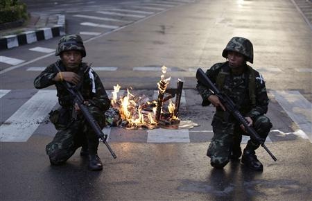 Chùm ảnh: Quân đội, người biểu tình, bom xăng và đạn hơi cay ở Bangkok - 7