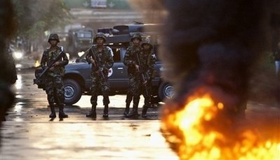 Chùm ảnh: Quân đội, người biểu tình, bom xăng và đạn hơi cay ở Bangkok - 18